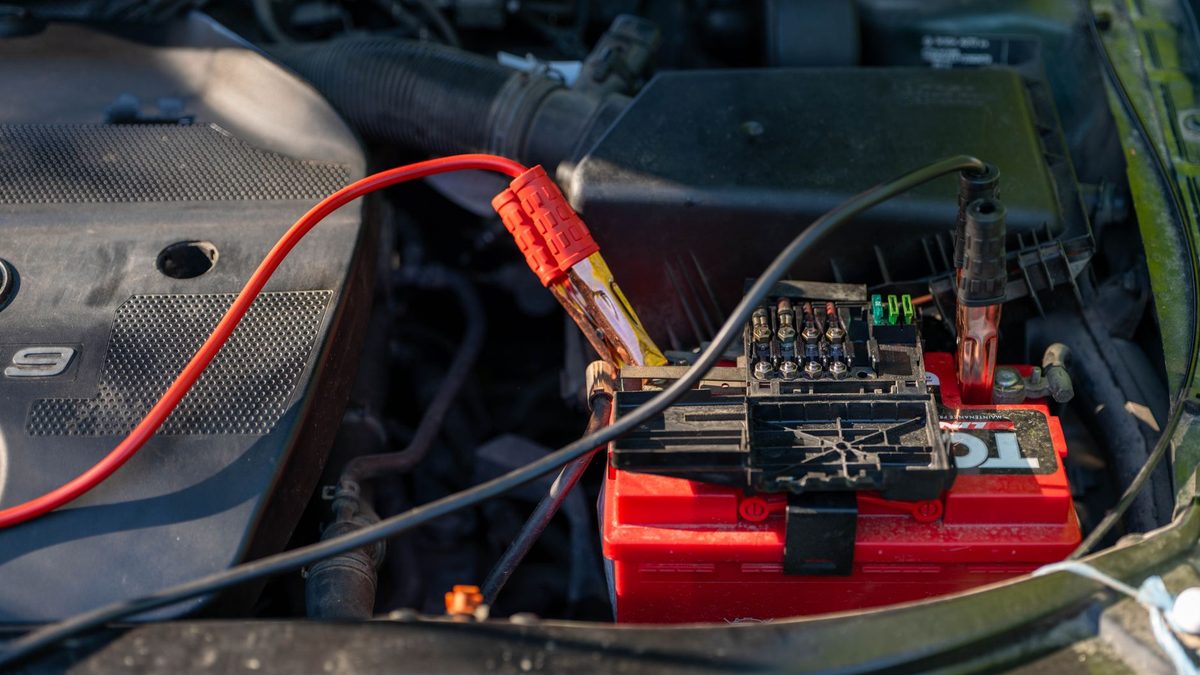 Batterie de voiture avec câbles de démarrage